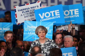 PERBEZAAN JURANG DENGAN PARTI PEMBANGKANG SEMAKIN KETARA: Perdana Menteri Britain, Cik Theresa May daripada Parti Konservatif, semasa berucap dalam kempen pilihan raya umum di Birmingham kelmarin. - Foto-foto AFP