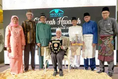PENGORBANAN AYAH: Haji Anayatullah Penwar (tengah) diiktiraf sebagai ayah teladan menerusi Anugerah Qudwah Hasanah 2018 anjuran Persatuan Ain. Bersamanya ialah (dari kiri) Presiden Halimah Yacob dan suami Encik Mohamed Abdullah Alhabshee, serta ayah lain yang dicalonkan, Encik Osman Samin dan Encik Akhmudi Sarkiman, CEO Persatuan Ain, Encik Md Yusof Ismail; dan Presiden Persatuan Ain, Encik Abdul Malek Osman. - Foto PERSATUAN AIN