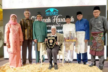PENGORBANAN AYAH: Haji Anayatullah Penwar (tengah) diiktiraf sebagai ayah teladan menerusi Anugerah Qudwah Hasanah 2018 anjuran Persatuan Ain. Bersamanya ialah (dari kiri) Presiden Halimah Yacob dan suami Encik Mohamed Abdullah Alhabshee, serta ayah lain yang dicalonkan, Encik Osman Samin dan Encik Akhmudi Sarkiman, CEO Persatuan Ain, Encik Md Yusof Ismail; dan Presiden Persatuan Ain, Encik Abdul Malek Osman. - Foto PERSATUAN AIN