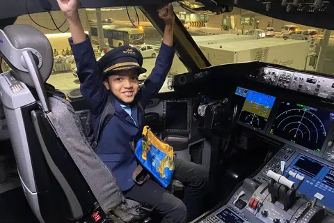 Bilal dalam kokpit penerbangan Etihad di Abu Dhabi, dalam perjalanan ke Mesir pada 27 Mei lalu. 