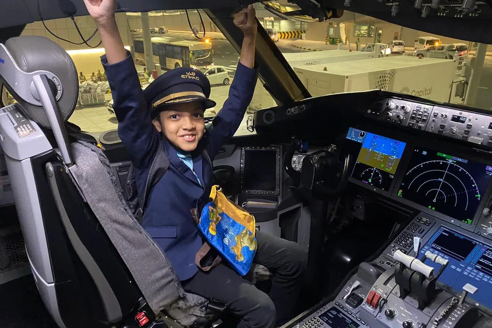 Bilal dalam kokpit penerbangan Etihad di Abu Dhabi, dalam perjalanan ke Mesir pada 27 Mei lalu. 