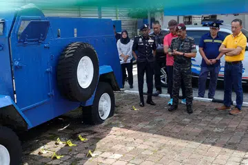 Suspek dari Kampung Sungai Tiram dilaporkan tidak mendapat pendidikan rasmi di sekolah dan diajar oleh bapanya yang dikatakan mempunyai kaitan dengan kumpulan Jemaah Islamiyah (JI).