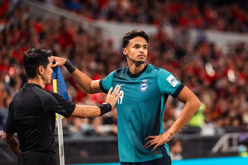 Penyerang Singa, Ilhan Fandi (kanan), hanya memerlukan 28 minit untuk merampas kemenangan 2-1 untuk Singapura ketika menentang Hong Kong pada 18 November. 