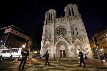 TERUS BERJAGA-JAGA: Pasukan keselamatan terus berjaga di luar gereja Notre-Dame de l'Assomption Basilica di Nice, Perancis. - Foto EPA-EFE