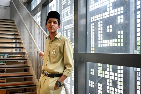 PELAJAR CEMERLANG: Abdul Hafiz Abdul Malik, 17 tahun, pelajar dan ketua pengawas di Madrasah Al-Arabiah Al-Islamiah (MAI) telah menerima keputusan cemerlang bagi peperiksaan Sijil Am Pelajaran (GCE) peringkat ‘O’ pada 11 Disember.