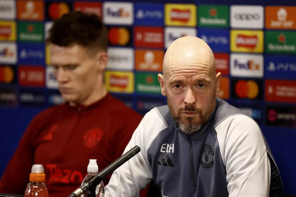 BAWAH TEKANAN: Pemain tengah United, Scott McTominay (kiri), menegaskan bahawa pasukannya sedang menyokong pengurus mereka, Erik Ten Hag (kanan), dengan sepenuhnya. Walaupun Ten Hag mengaku prestasi pasukannya tidak konsisten, beliau tetap yakin bahawa pasukannya boleh beraksi dengan tahap yang tinggi.