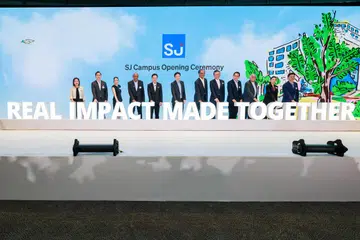 Timbalan Perdana Menteri merangkap Menteri Kewangan, Encik Lawrence Wong (enam dari kiri), hadir sebagai tetamu terhormat di Majlis Perasmian Kampus Surbana Jurong pada 13 Mac.