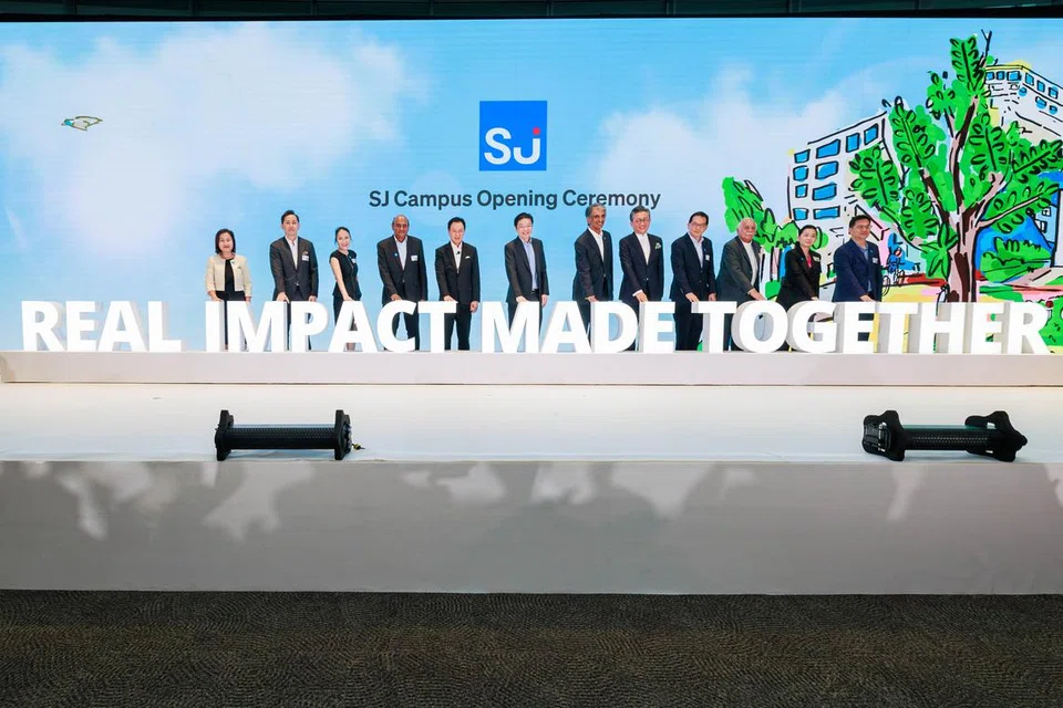 Timbalan Perdana Menteri merangkap Menteri Kewangan, Encik Lawrence Wong (enam dari kiri), hadir sebagai tetamu terhormat di Majlis Perasmian Kampus Surbana Jurong pada 13 Mac.