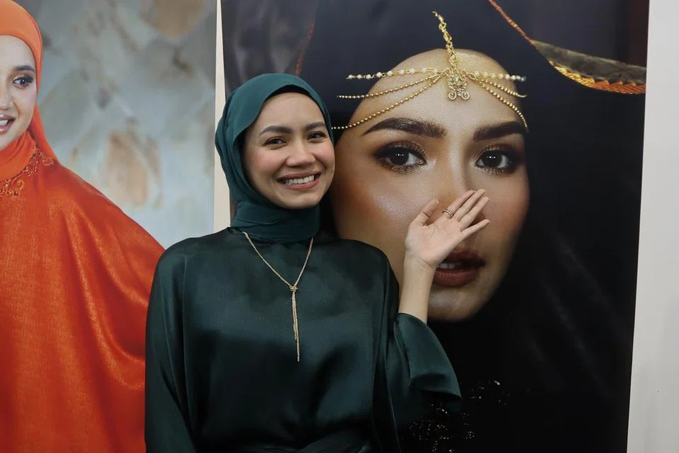Menurut pelakon Aprena Manrose, ini merupakan kali kedua beliau mengeluarkan koleksi edisi Hari Raya melalui jenama pakaian wanita miliknya, Leepat.Co, yang turut memeriahkan acara dagangan, Absolut Bazar, di Singapore Expo, antara 14 dengan 16 Mac.