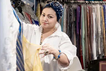 SAHUT CABARAN: Cik Haseena Abbas, 48 tahun, pemilik bersama Gihan's Closet di Tanjong Katong Complex. Keluarganya telah menjalankan perniagaan pakaian ini sejak 1995 dan perniagaan tersebut tetap rancak sehingga kini. - Foto BH oleh NUR DIYANA TAHA