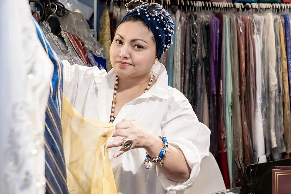 SAHUT CABARAN: Cik Haseena Abbas, 48 tahun, pemilik bersama Gihan's Closet di Tanjong Katong Complex. Keluarganya telah menjalankan perniagaan pakaian ini sejak 1995 dan perniagaan tersebut tetap rancak sehingga kini. - Foto BH oleh NUR DIYANA TAHA