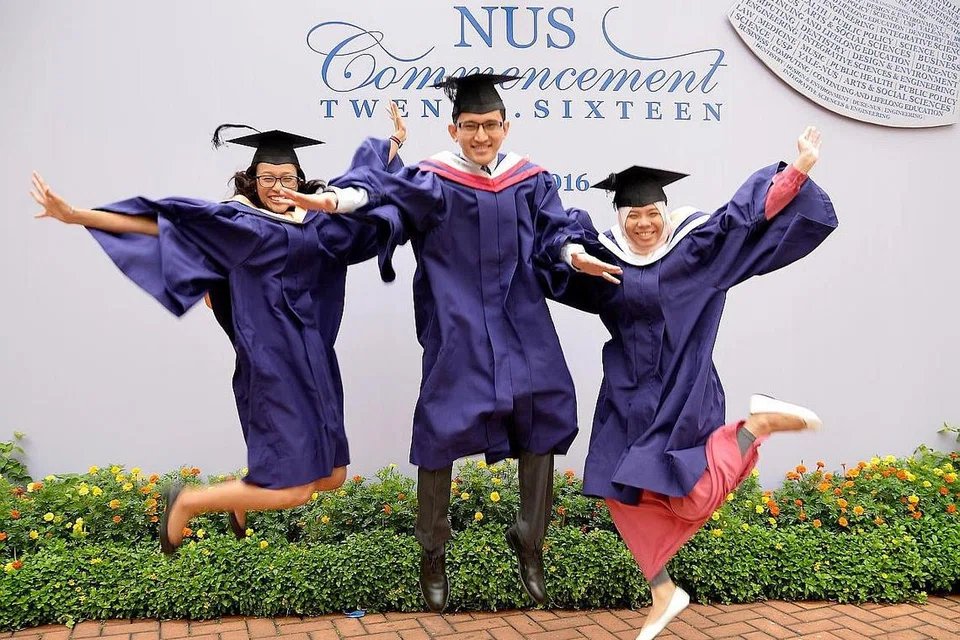 MENGEMBARA KE LUAR NEGERI: (Dari kanan) Cik Siti Aishah, Cik Muhammad Noor Danial dan Cik Afiqah berpeluang menjalani program di luar negeri yang telah meluaskan minda serta memantapkan keyakinan diri mereka. - Foto SHAKIR SAIFUDDIN