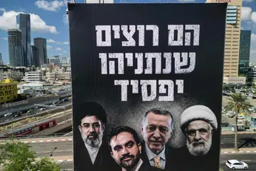 Pemandangan dari udara menunjukkan papan iklan kempen pilihan raya Parti Likud pimpinan Perdana Menteri Israel, Encik Benjamin Netanyahu, di Tel Aviv, Israel, pada 17 Ogos 2026. Papan iklan itu memaparkan Pemimpin Tertinggi Iran, Encik Mojtaba Khamenei; Datuk Bandar New York, Encik Zohran Mamdani; Presiden Turkey, Encik Recep Tayyip Erdogan; dan pemimpin Hezbollah, Encik Naim Qassem, dengan tulisan bahasa Ibrani yang bermaksud: “Mereka mahu Netanyahu kalah. Jangan biarkan mereka menang.” Kempen itu dilancarkan menjelang pilihan raya Israel pada Oktober.
