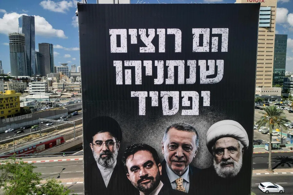 Pemandangan dari udara menunjukkan papan iklan kempen pilihan raya Parti Likud pimpinan Perdana Menteri Israel, Encik Benjamin Netanyahu, di Tel Aviv, Israel, pada 17 Ogos 2026. Papan iklan itu memaparkan Pemimpin Tertinggi Iran, Encik Mojtaba Khamenei; Datuk Bandar New York, Encik Zohran Mamdani; Presiden Turkey, Encik Recep Tayyip Erdogan; dan pemimpin Hezbollah, Encik Naim Qassem, dengan tulisan bahasa Ibrani yang bermaksud: “Mereka mahu Netanyahu kalah. Jangan biarkan mereka menang.” Kempen itu dilancarkan menjelang pilihan raya Israel pada Oktober.