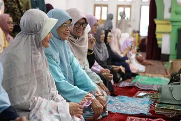 TUNAIKAN SOLAT SUNAT AIDILFITRI: Puan Halimah Yacob bersama para Muslimah menjalankan ibadah sunat di Masjid Sultan, pagi tadi. (22 Apr) - Foto-Foto