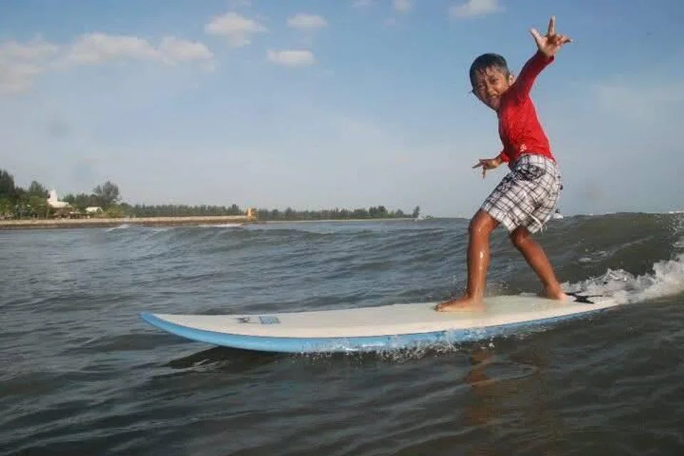 Foto lama menunjukkan anak Encik Mohamad Nazir Salleh, Encik Aniq Kailani, kini berusia 21 tahun, menakluki ombak di Longkang Point pada 2010.