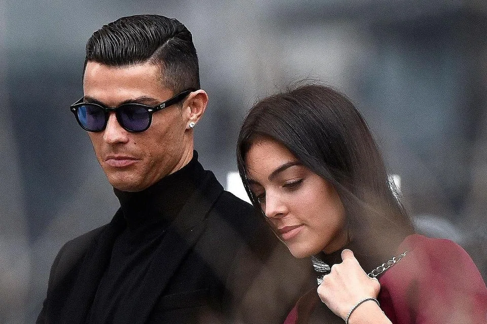 DUGAAN DI LUAR PADANG: Bintang United, Cristiano Ronaldo dan pasangannya, Georgina Rodriguez. - Foto fail AFP