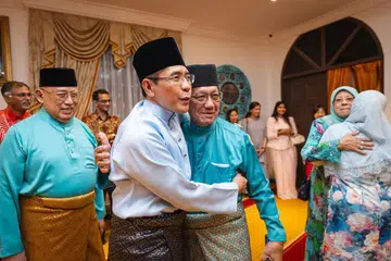 Menteri di Pejabat Perdana Menteri yang juga Menteri Kedua (Pendidikan merangkap Ehwal Luar), Dr Mohamad Maliki Osman (dua dari kiri), melawat Brunei dari 1 hingga 4 April sempena sambutan Hari Raya Aidilfitri, menandakan kali ke-10 beliau berada di Brunei bagi sambutan tersebut.
