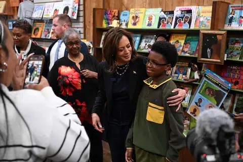 Naib Presiden Amerika Syarikat yang juga calon presiden Demokrat, Cik Kamala Harris, bergambar bersama seorang budak lelaki ketika singgah di sebuah kedai buku dan cenderahati di Philadelphia Barat, Pennsylvania, pada 27 Oktober.