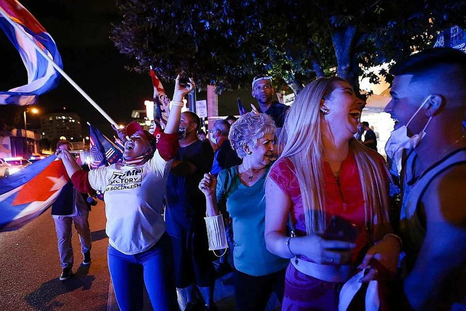 SOKONGAN LATINO: Kempen Encik Trump menumpukan untuk memenangi hati pengundi Cuba-Amerika di selatan Florida dengan menekankan dasar tegas pentadbiran itu terhadap Cuba dan Venezuela. - Foto AFP