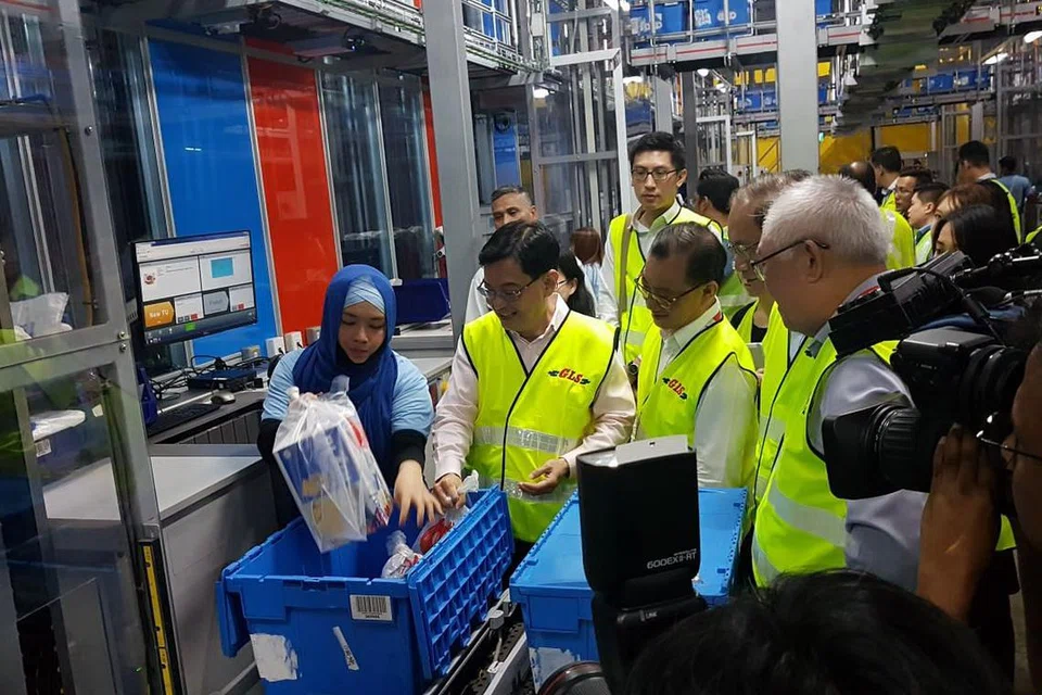 LAWATAN KE GUDANG: Encik Heng Swee Keat mengadakan lawatan ke Pusat Pengagihan Benoi FairPrice di Joo Koon pada hari Khamis (14 Februari). 