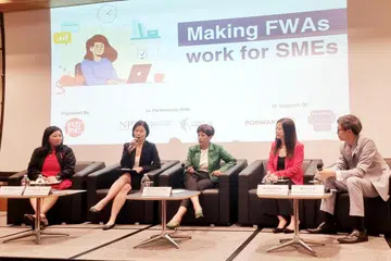 BINCANG KERJA FLEKSIBEL: Sekitar 100 wakil daripada SME di Singapura membincangkan cara melaksana pengaturan kerja fleksibel secara berkesan dalam sebuah dialog bersama panelis yang termasuk Cik Indranee Rajah (tengah) dan Cik Gan Siow Huang (dua dari kiri).