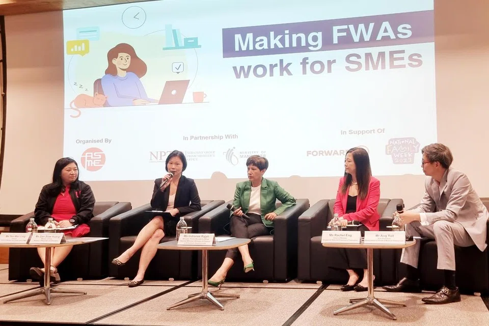 BINCANG KERJA FLEKSIBEL: Sekitar 100 wakil daripada SME di Singapura membincangkan cara melaksana pengaturan kerja fleksibel secara berkesan dalam sebuah dialog bersama panelis yang termasuk Cik Indranee Rajah (tengah) dan Cik Gan Siow Huang (dua dari kiri).