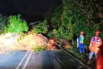 Kejadian tanah runtuh dilaporkan berlaku di Jalan Besar Kampung Raja, Cameron Highlands, menyebabkan laluan terhalang.