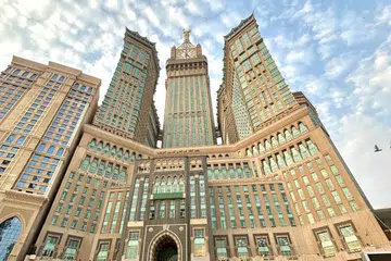 INDAH SUNGGUH: Demikian pemandangan pada 6 pagi dari pintu masuk Raja Abdulaziz di Masjidil Haram. Menara jam Abraj Al Bait ini adalah yang tertinggi di dunia. 