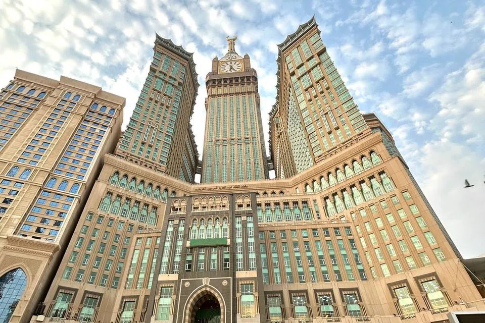 INDAH SUNGGUH: Demikian pemandangan pada 6 pagi dari pintu masuk Raja Abdulaziz di Masjidil Haram. Menara jam Abraj Al Bait ini adalah yang tertinggi di dunia. 