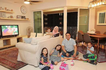 IMPIAN MASIH BELUM TERCAPAI: Encik Alfi Sohfian Ahmad bersama isterinya,Cik Nuramima Ram Shees, dan anak-anak mereka di flat DBSS-nya di Ang Mo Kio yang belum terjual kerana kuota EIP, menurut beliau. Beliau ingin berpindah berhampiran rumah ibu mentuanya selepas bapa mentuanya meninggal dunia. - Foto BH oleh JONATHAN CHOO