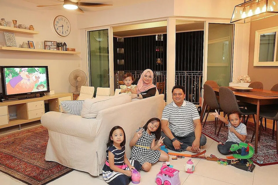 IMPIAN MASIH BELUM TERCAPAI: Encik Alfi Sohfian Ahmad bersama isterinya,Cik Nuramima Ram Shees, dan anak-anak mereka di flat DBSS-nya di Ang Mo Kio yang belum terjual kerana kuota EIP, menurut beliau. Beliau ingin berpindah berhampiran rumah ibu mentuanya selepas bapa mentuanya meninggal dunia. - Foto BH oleh JONATHAN CHOO
