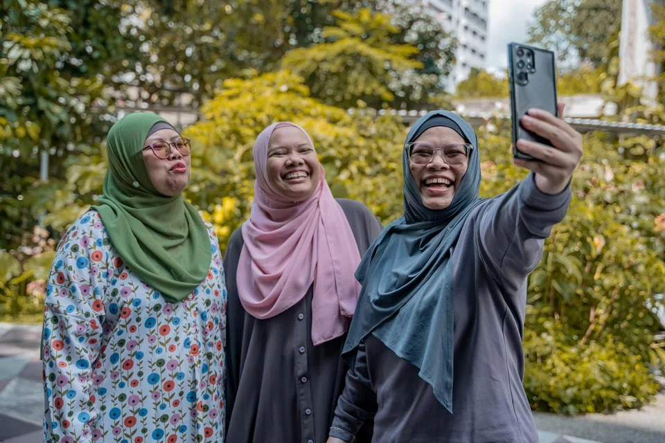Tiga beradik yang dikenali sebagai ‘MakcikAlertSG’ – (dari kiri) Cik Aldila Mustapha, Cik Sophiela Mustapha, dan Cik Noorhayati Mustapha. 