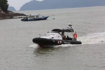 Operasi mencari dan menyelamat masih dijalankan di perairan Endau, Mersing, seperti yang dilihat dari jeti Penyabong. 