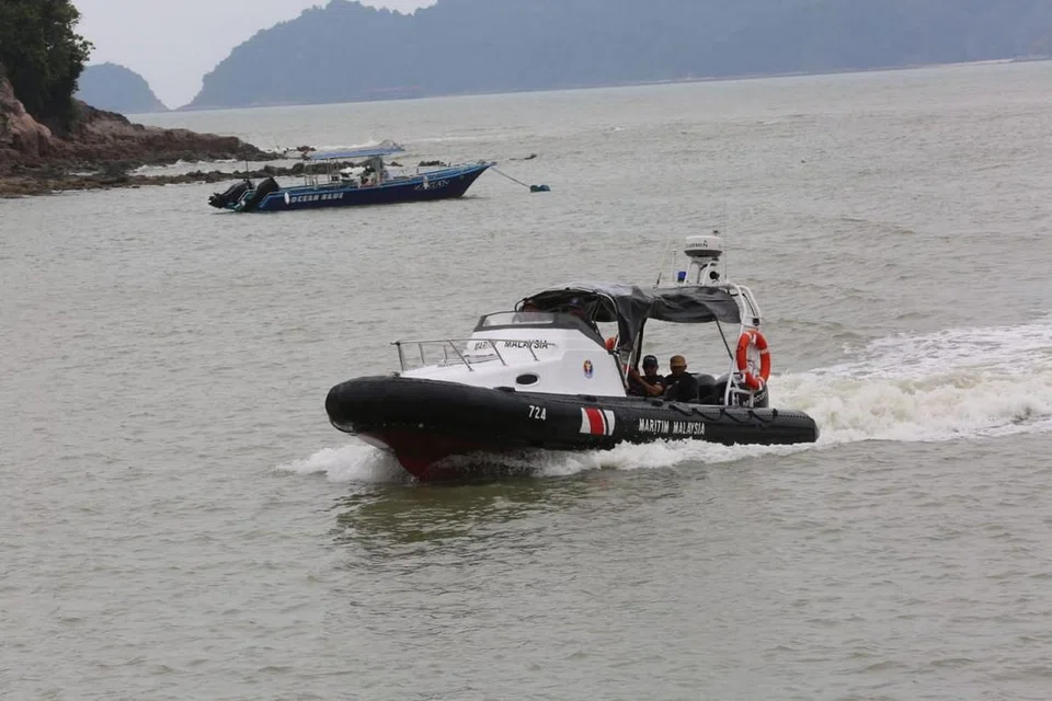 Operasi mencari dan menyelamat masih dijalankan di perairan Endau, Mersing, seperti yang dilihat dari jeti Penyabong. 