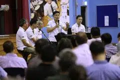MEMBINA KELUARGA BERDAYA TAHAN: Menteri Pembangunan Sosial dan Keluarga, Encik Tan Chuan-Jin (berdiri), berdialog dengan lebih 200 bapa dalam forum di Sekolah Rendah Northland yang julung kali diadakan dalam acara anjuran Pusat Kebapaan (CFF) dan pergerakan Bapa Sepanjang Hayat (DFL). Panel lain termasuk (dari kiri) pengasas bersama CFF, Encik Edwin Choy; sukarelawan DFL yang juga mentor kumpulan bapa, Encik Tio Chong Heng; pengasas DFL, Encik Jason Wong; serta ketua pegawai eksekutif CFF, Encik Bryan Tan. - Foto THE STRAITS TIMES