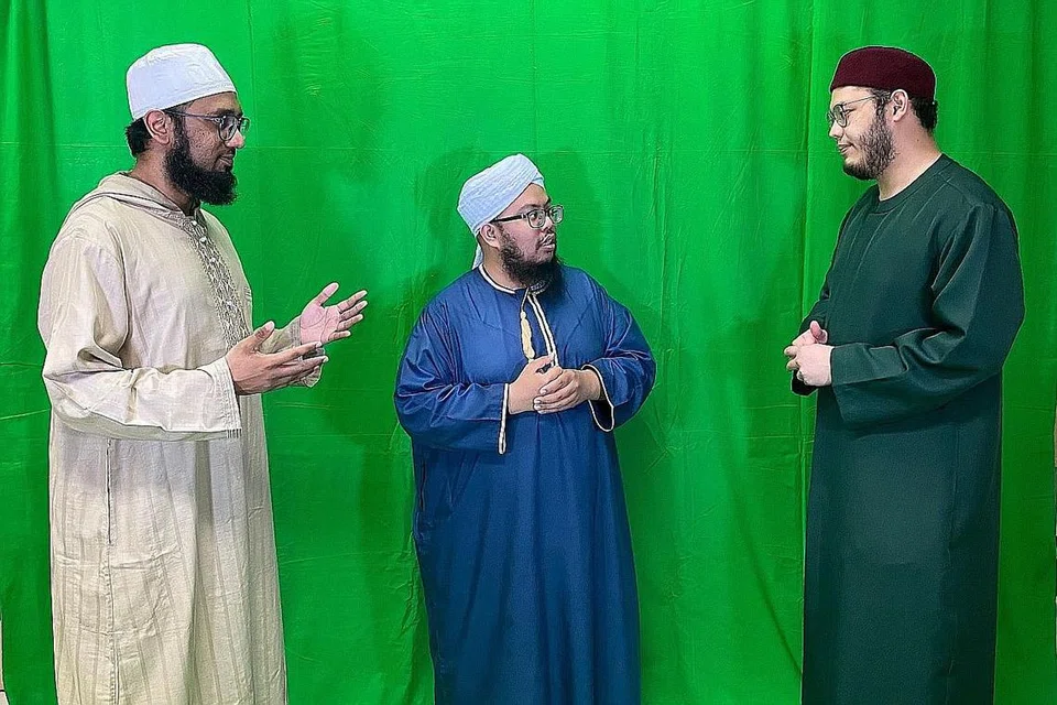 ASATIZAH KREATIF: (Dari kiri) Pegawai dakwah yang memimpin program Al-Quran Masjid Al-Muttaqin, Ustaz Muhd Huzaifah Abdul Raub, Ustaz Muslim Amad dan Ustaz Muhd Hanifatunnu'man Mohamad Hasbi antara lain menggunakan kaedah 'green screen', atau skrin hijau, untuk menyampaikan kelas dalam talian secara kreatif.. - Foto-foto MASJID AL-MUTTAQIN