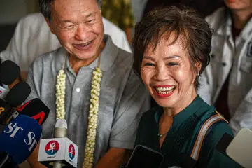 BERPANDANGAN POSITIF: Isteri calon Presiden, Encik Tan Kin Lian (kiri), Cik Tay Siew Hong (kanan), dilihat menemani suaminya berkempen buat julung-julung kalinya di Pasar Geylang Serai pada Jumaat. 