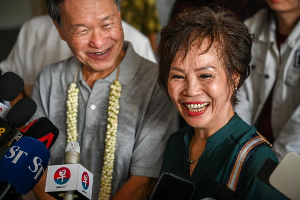 BERPANDANGAN POSITIF: Isteri calon Presiden, Encik Tan Kin Lian (kiri), Cik Tay Siew Hong (kanan), dilihat menemani suaminya berkempen buat julung-julung kalinya di Pasar Geylang Serai pada Jumaat. 