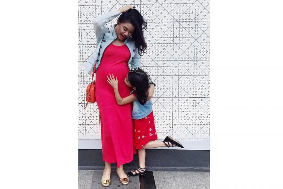 BAKAL SAMBUT BAYI PADA RAMADAN: Dalam keadaan mengandung anak kedua, Huda Ali masih ligat merakamkan penggambaran rancangan televisyen. - Foto INSTAGRAM HUDA ALI