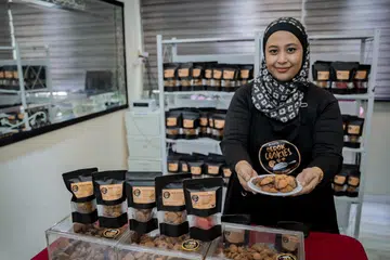 BERKAT MENJUAL: Pemilik Cedok Cedok SG, Cik Nur Atiqah Jasman, tular dengan menjual biskut yang dicedok semasa sesi ‘live’ di TikTok. 