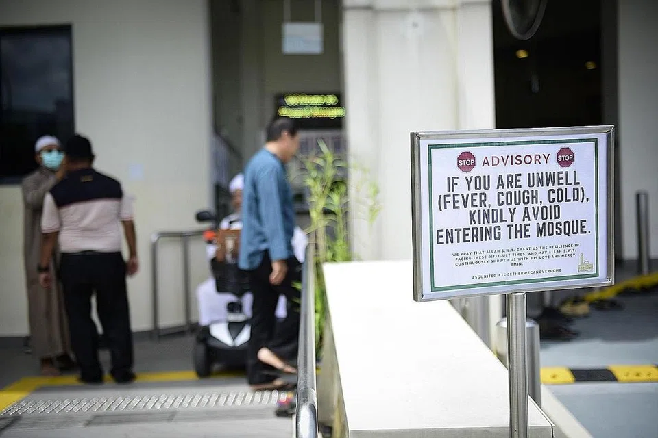 LANGKAH BERJAGA-JAGA: Satu papan tanda di luar Masjid Maarof di Jurong West yang memaklumkan jemaah agar tidak memasuki masjid jika mempunyai simptom batuk, selesema atau demam. - Foto MUIS