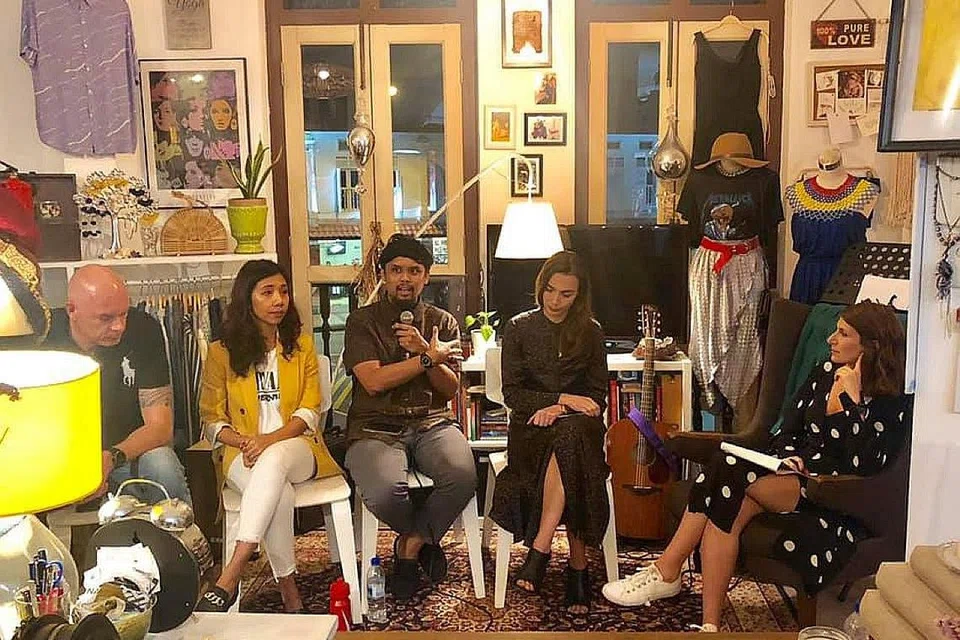RUANG KEDAI RUNCIT KREATIF: Selain menjual pakaian barangan yang unik, kedai Eclectic Room juga berfungsi sebagai tempat persembahan muzik dan mengadakan pelbagai bengkel dan acara deklamasi puisi (gambar atas) secara bulanan. - Foto ihsan RYANA YUSOFF