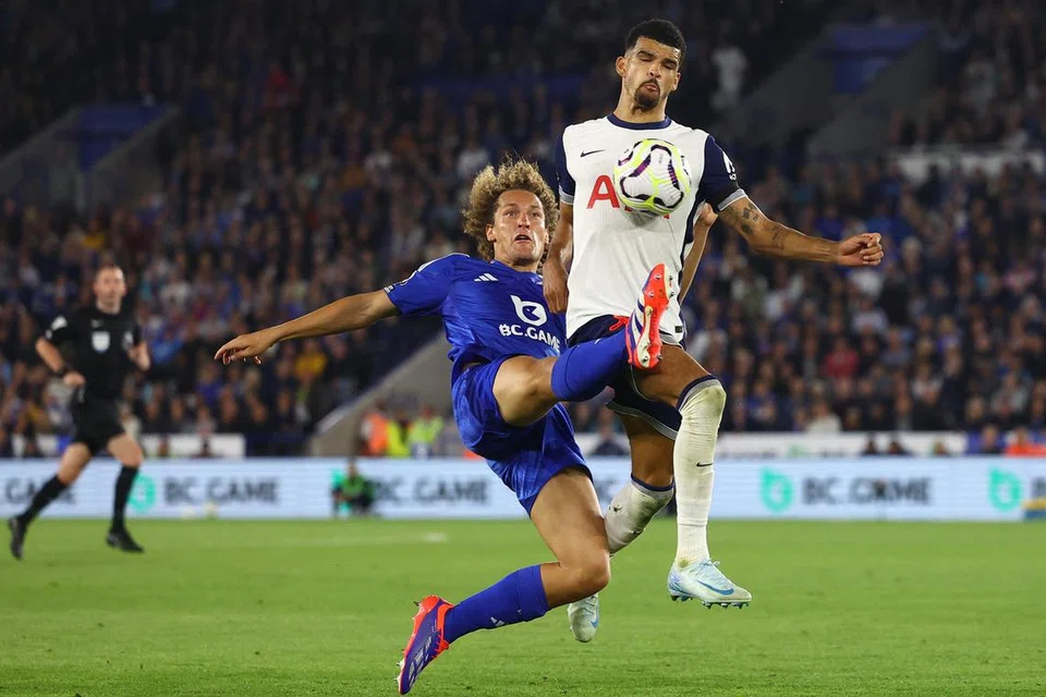 Dominic Solanke (kanan), pemain muda baru Tottenham Hotspur dalam penampilan pertamanya ketika menentang Leicester City pada 19 Ogos.