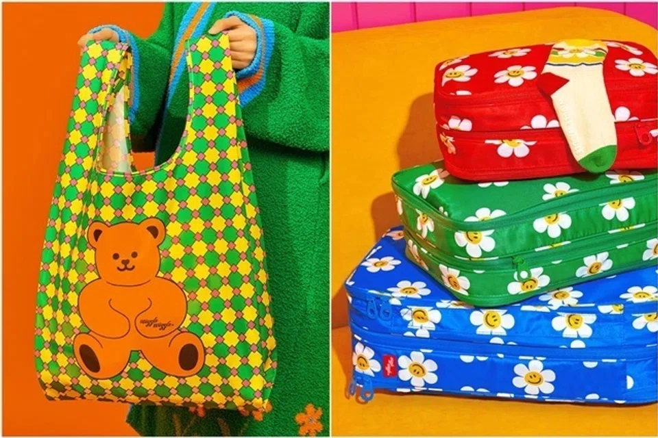 Beg berkelah Wiggle Wiggle dan beg melancong yang mampat, merupakan hadiah dengan pembelian bagi mengumpul Kad Kunci Hotel Wiggle.