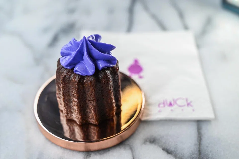 MANISAN:  Canele Lavender Taro yang kreatif dan inovasi dengan perasa bunga lavender dan ubi keladi.