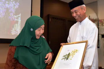 Puan Noor Aishah Mohammad Salim (kiri) adalah penyokong kuat Masjid Yusof Ishak dari detik awal pembinaannya hingga siap masjid berkenaan di 10 Woodlands Drive 17 pada 2017. Dalam foto ini, Puan Noor Aishah (kiri) menghadiri bengkel anggerik anjuran Masjid Yusof Ishak. Beliau dilihat bersama pengerusi masjid ketika itu, Encik Mohammad Ayub Johari.
