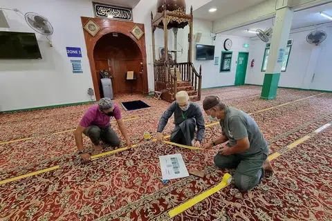 SEDIAKAN PERSIAPAN MENANTIKAN KETIBAAN JEMAAH: Masjid Tentera Di Raja menjangkakan menerima seganda bilangan jemaah menjelang solat Jumaat minggu ini. - Foto AMIR IBRAHIM