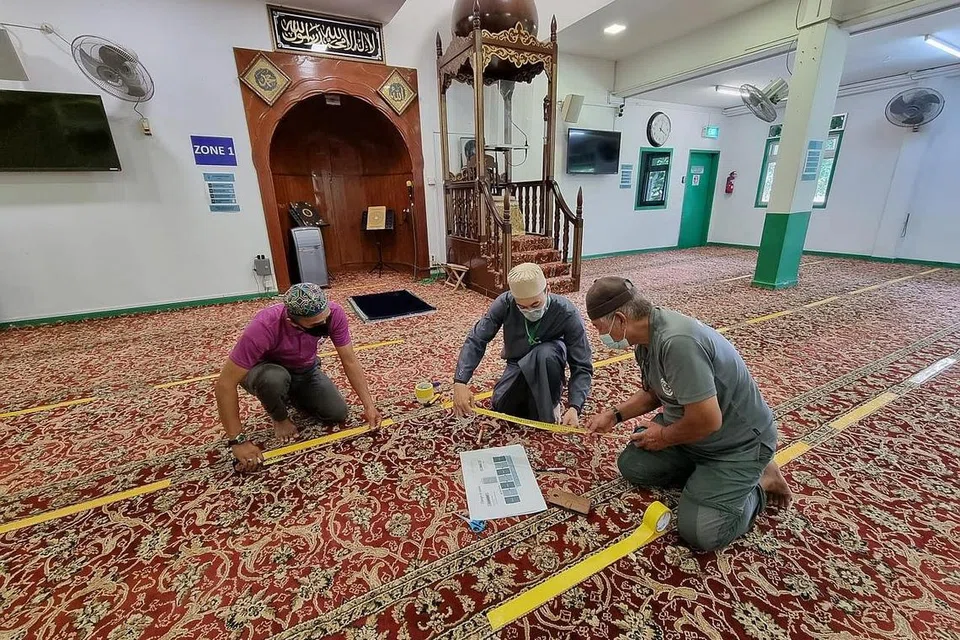 SEDIAKAN PERSIAPAN MENANTIKAN KETIBAAN JEMAAH: Masjid Tentera Di Raja menjangkakan menerima seganda bilangan jemaah menjelang solat Jumaat minggu ini. - Foto AMIR IBRAHIM