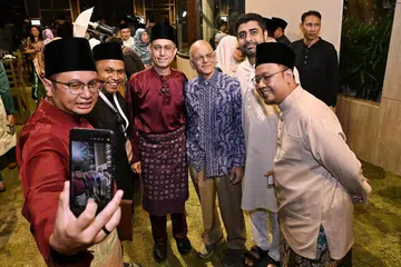 perpaduan masyarakat, ketidaktentuan dunia, skema bantuan kerajaan